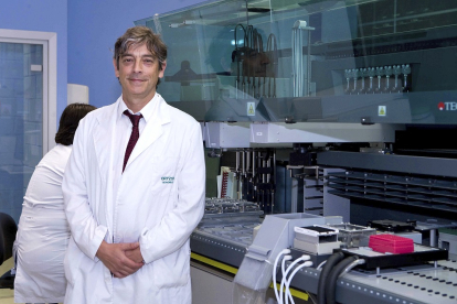 Carlos Buesa, CEO y fundador de la compañía biofarmacéutica española Oryzon, en sus laboratorios. EL MUNDO