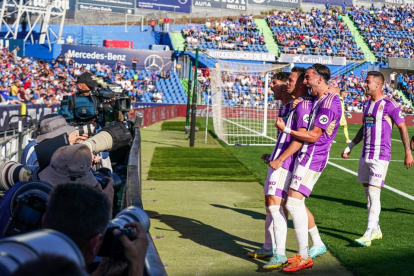 Aguado, Plano, Kike y León celebran el gol del segundo en Getafe. / RV. I. SOLA
