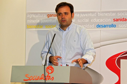 El secretario general del PSL-PSOE, Tino Rodríguez, ofrece una rueda de prensa.-ICAL