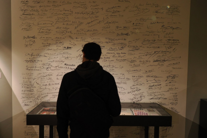 En la pared, reproducciones de firmas que han dejado a lo largo de los años los visitantes. | PABLO REQUEJO