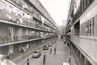 Vista de la calle Oriol, en el barrio de San Isidro, con niños jugando. Años 70. ARCHIVO MUNICIPAL