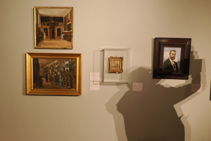 Entre las obras, retratos de González Soubrié y de Martí y Monsó. | PABLO REQUEJO