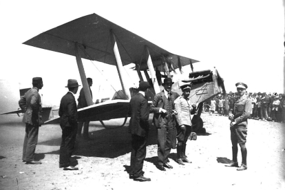 El piloto vallisoletano Gómez del Barco con su avión 'Havilland' en el Aeródromo de San Isidro, en los años 30 del siglo pasado. ARCHIVO MUNICIPAL