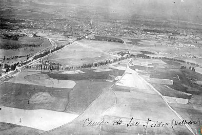 Vista aérea del Campo de San Isidro con la ciudad al fondo, atribuida a los años 50. ARCHIVO MUNICIPAL