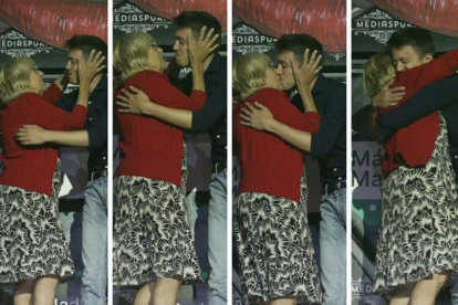 El candidato de Más Madrid a la Comunidad de Madrid, Íñigo Errejón, y la alcaldesa de la capital y candidata de Más Madrid al Ayuntamiento, Manuela Carmena, besándose en un acto de campaña.-