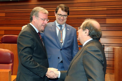El presidente de la Junta, Juan Vicente Herrera, conversa con los procuradores del PP Alfonso Fernández Mañueco (C) y Antonio Silván, durante la celebración del XXXV Aniversario del Estatuto de Autonomía-ICAL