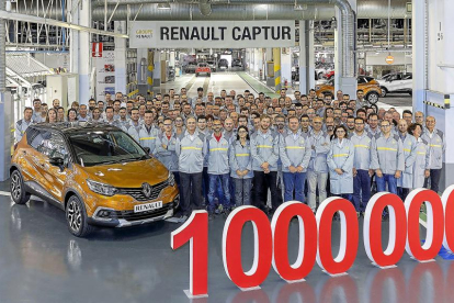 Los trabajadores de la fábrica de Renault en Valladolid posan junto al Captur un millón, con destino a un cliente británico.-E.M.