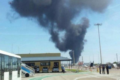 Un avión no comercial sufre una caída en el aeropuerto de Sevilla.-Foto: @laSER