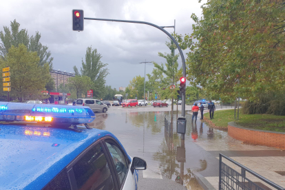 Imagen de la Avenida Burgos durante la tromba de agua. Twitter: Policía Valladolid