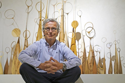 Pablo Redondo frente a una de sus obras en la galería Espacio Primavera 9.-