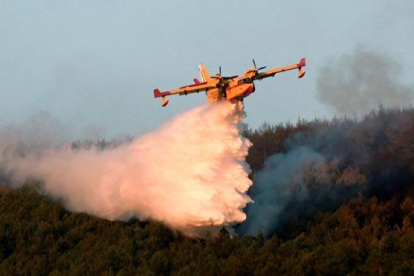 Los fuegos de La Granja y Miraflores queman 600 hectáreas.-EFE