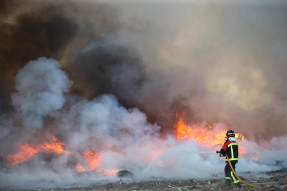 Los bomberos de Zamora intervienen en un incendio en el vertedero de Zamora.-ICAL