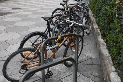 Bicicletas aparcadas en la calle.-EL PERIÓDICO