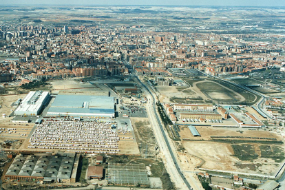 En el centro, factoría IVECO y naves industriales junto a la avenida de Soria. A la derecha, acuartelamiento San Isidro en Páramo de San Isidro-Campo de Tiro. Abajo la ronda Este (VA-20). Año 1997. ARCHIVO MUNICIPAL