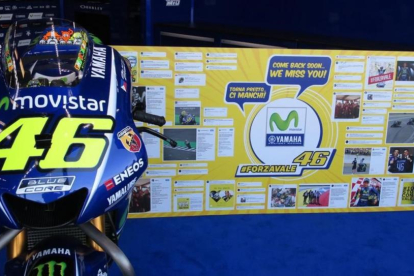 La Yamaha de Valentino Rossi en el box de Misano, con un cartel con frases y fotos dándole ánimos-EMILIO PÉREZ DE ROZAS / ENVIADO ESPECIAL