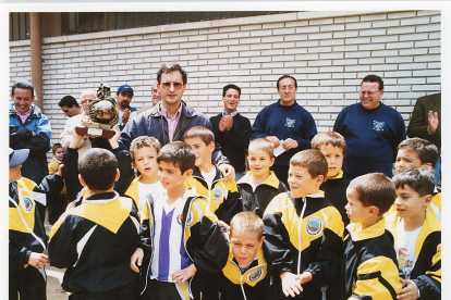 Entrega de trofeos al equipo Agrupación Deportiva San Isidro. Año 1997. ARCHIVO MUNICIPAL