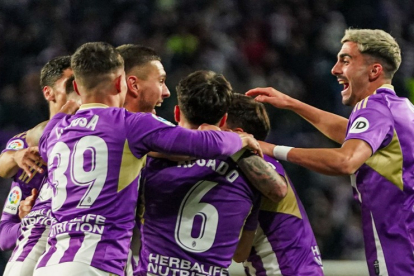 Jugadores del Real Valladolid celebran un gol.