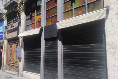 La joyería Del Páramo, ubicada en la calle Lencería, junto a la Plaza Mayor, permaneció este viernes cerrada. -E. M.