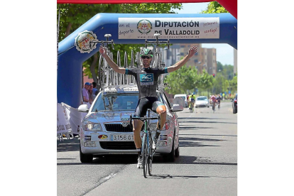 José Larrea celebra su victoria en el Trofeo Virgen del Carmen, ayer en Valladolid.-BALCAZA