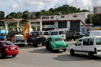 Autos en Cuba haciendo fila en medio del desabasto de gasolina.-AP