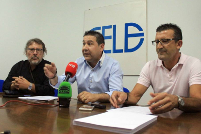 l procurador autonómico de UPL, Luis Mariano Santos, y el secretario comarcal, Melchor Moreno, presentan la Proposición no de Ley que solicita una delegación de Tráfico en El Bierzo-Ical