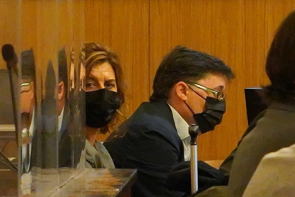 Begoña Hernández y Rafael Delgado, en una imagen de archivo, en marzo 2022 cuando se suspendía el juicio de la Perla Negra por falta de documentación.-ICAL