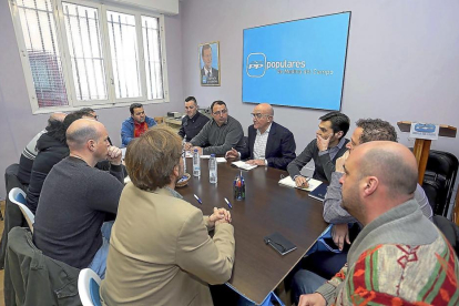 El presidente de la Diputación y del Partido Popular de Valladolid, Jesús Julio Carnero, en la reunión de ayer con el comité de empresa de Made.-ICAL