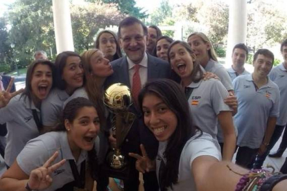 El 'selfie' de las 'guerreras' con el presidente del Gobierno, Mariano Rajoy-Foto: TWITTER