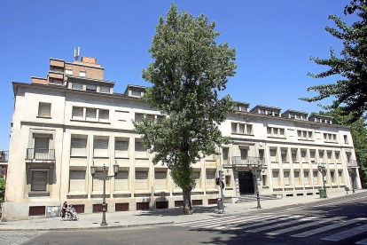 Edificio del antiguo Colegio del Salvador, el cual quieren que sea la sede del Campus de la Justicia.-ICAL