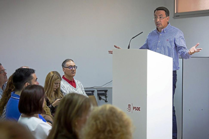 Fernando Pablos interviene el el comité provincial del PSOE salmantino.-ICAL
