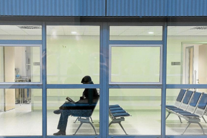 Una persona permanece en la sala de espera de un hospital en Castilla y León.- E.M.