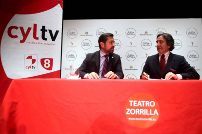 El director de Radio Televisión de Castilla y León, Eduardo Álvarez, firma un acuerdo de colaboración con director del Teatro Zorrilla Enrique Cornejo.-ICAL