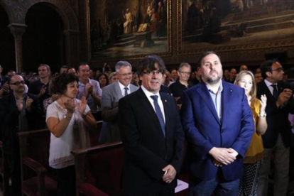 Puigdemont y Junqueras, en un acto municipalista a favor del referéndum.-ACN / PATRÍCIA MATEOS