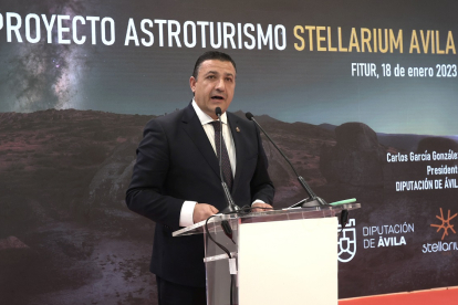 El presidente de la diputación de Ávila, Carlos García González, presenta el proyecto astroturismo en Fitur 2023.- ICAL.