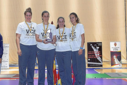 Equipo femenino del Valladolid Club de Esgrima, campeón de España.-PABLO REQUEJO