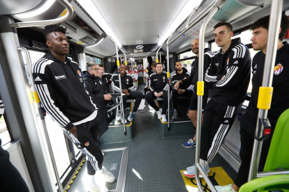 Los jugadores del real Valladolid Baloncesto a bordo de un autobús urbano. / J. M. LOSTAU