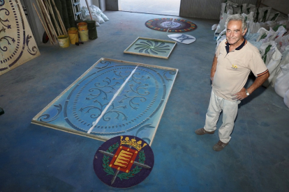 José Antonio González Gerbolés en su taller en Castrodeza con los diseños de la alfombra. / PHOTOGENIC