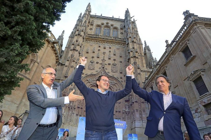 Javier Iglesias, Alfonso Fernández Mañueco y Carlos García Carbayo, en un momento del mitin.-ICAL