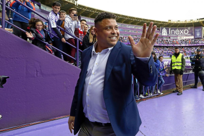 Ronaldo saluda a los aficionados del Real Valladolid en el estadio Zorrilla.-J. M. LOSTAU