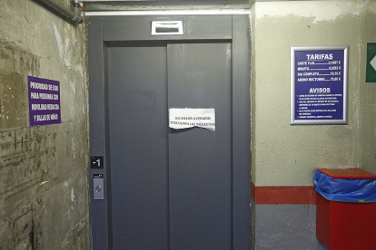 Cartel que señaliza las averías del ascensor dentro del aparcamiento.- J.M. LOSTAU
