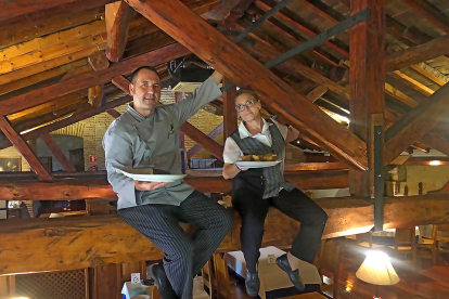 Iñaki García y Mercedes Perrino, sobre una de las vigas de su restaurante en el Real Monasterio de San Zoilo.  / ARGICOMUNICACIÓN