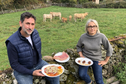 Antonio y Clara con tres de sus platos. / AGRICOMUNICACIÓN