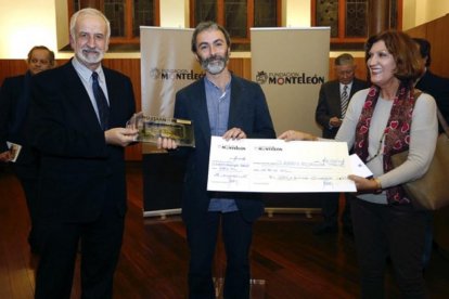 El escritor leonés Alberto R. Torices, recibe el 4º Premio de Novela Corta ‘Fundación Monteleón’ de manos de los miembros del jurado Salvador Gutiérrez y Ángela Díaz-Caneja-Ical