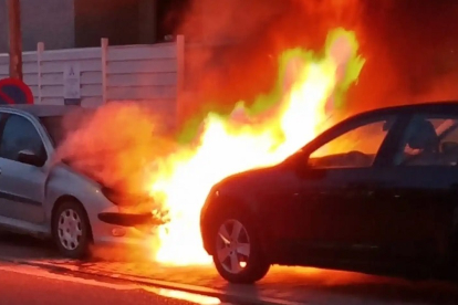 Incendio de los dos vehículos en la calle Monasterio de Yuste de Villa del Prado. - EM