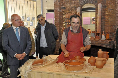 Centeno y Tapia observan la demostración de un artesano, en la inauguración del Aula Didáctica de Artis-Santiago G. del Campo