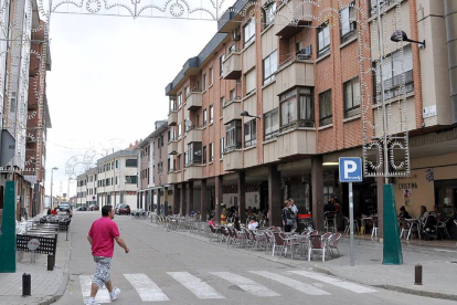 Calle Gutiérrez Mellado de Tordesillas vista desde la Avenida de León.-Santiago