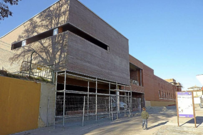 Obras en el pabellón de colonias de Mayorga, que abrirá sus puertas el próximo año.-El Mundo