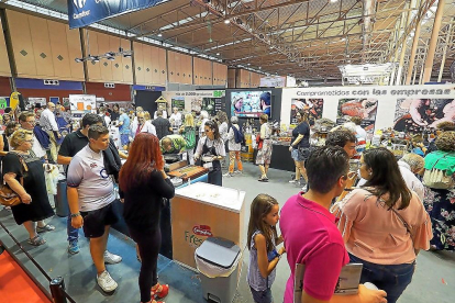 El público asistente visita la zona de alimentación en la Feria de Muestras.-P. REQUEJO / PHOTOGENIC