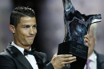Cristiano Ronaldo, con el trofeo que lo acredita como mejor jugador europeo de la temporada.-Foto: AFP / VALERY HACHE