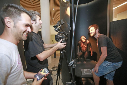 Los miembros del equipo de rodaje hacen pruebas de cámara y controlan la iluminación en una secuencia rodada en el interior del Museo de la Evolución.-RAÚL OCHOA